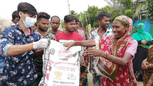 মুন্সীগঞ্জে "ছিন্নমূলদের পাশে আমরা" সংগঠনের পক্ষ থেকে বন্যার্তদের মাঝে ত্রানসামগ্রী বিতরণ