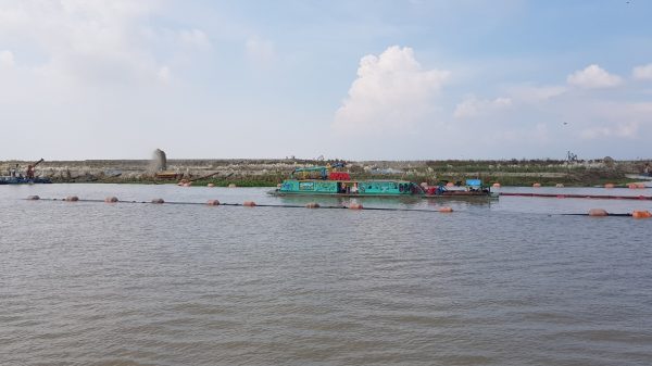 শিমুলিয়া কাঠালবাড়ি নৌ চ্যানেলে রাতে বাল্কহেড চলাচলে ভ্রাম্যমাণ আদালতে জরিমানা । দুর্ঘটনা এড়াতে নতুন চ্যানেল দিয়ে ফেরি চলাচল শুরু রাতে বন্ধ।