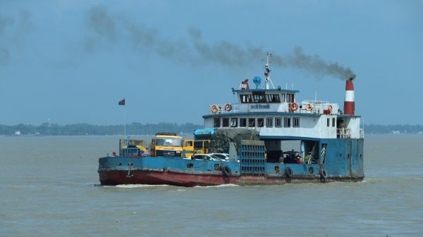 প্রায় দুই সপ্তাহ বন্ধ থাকার পর শিমুলিয়া-কাঁঠালবাড়ী নৌরুটে ফেরি পারাপার শুরু হয়েছে সীমিত আকারে ।