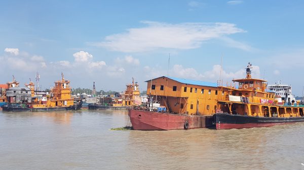 শিমুলিয়া-কাঁঠালবাড়ী নৌরুটে ৫ম- দিনেও ফেরি চলাচল বন্ধ।