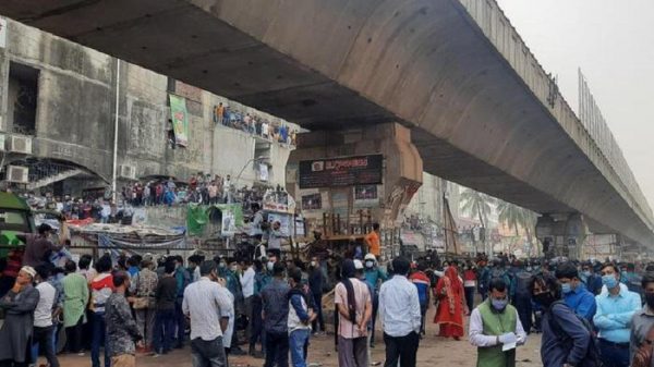 ফুলবাড়িয়ার মার্কেটে উচ্ছেদ অভিযানে পুলিশ-ব্যবসায়ী সংঘর্