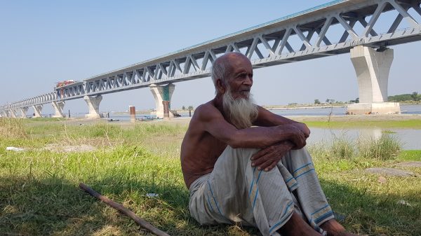 মুন্সীগঞ্জের চরে আটকে রয়েছে যাদের জীবন।