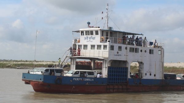 ঘনকুয়াশার কারণে সাড়ে ৭ঘন্টা বন্ধ থাকার পর স্বাভাবিক হয়েছে ফেরী চলাচল শিমুলিয়া-বাংলাবাজার নৌরুটে।