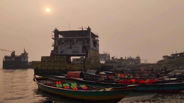 পারাপারের অপেক্ষায় থাকা যানবাহনগুলো ফেরিতে উঠছে।