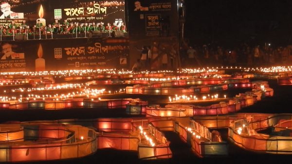 নড়াইলে ভাষাশহীদদের স্মরণে লাখো মোমবাতি প্রজ্জ্বলন