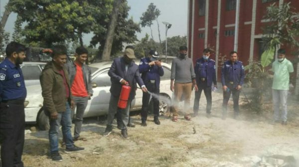 সিরাজদিখান থানা পুলিশের অগ্নিনির্বাপক মহড়া অনুষ্ঠিত