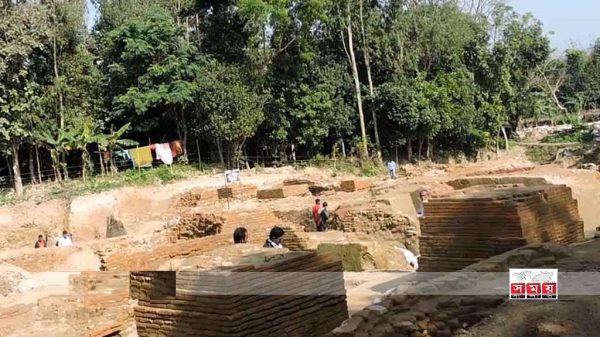 যেকোনো পাশ থেকে দেখলে স্থাপনাটিকে পিরামিড মনে হবে।