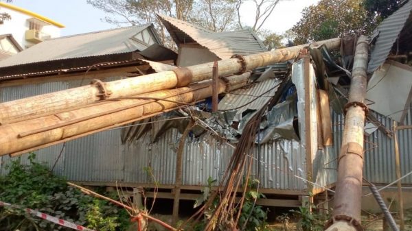 লৌহজংয়ে নির্মাণাধীন বিদ্যুতের টাওয়ার ভেঙে পরে আহত তিন ।