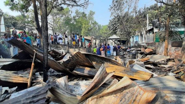 লৌহজংয়ে ৯টি দোকান ও বসতঘর আগুনে পুড়ে ছাই।