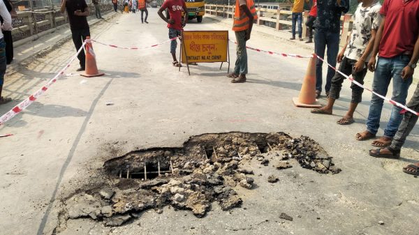 নড়াইল-যশোর সড়কের তুলারামপুর ব্রীজের মাঝে ধ্বস,যান চলাচল বন্ধ