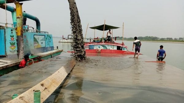 নড়াইলের নবগঙ্গা ও মধূমতি নদীর এক স্থানে বালুমহল ইজারা নিয়ে অন্য স্থানে বালু উত্তোলনের অভিযোগ! হুমকির মুখে জীববৈচিত্র্য