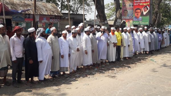 লৌহজংয়ের খেদের পাড়া গ্রামের মসজিদের ইমামকে মারধরের প্রতিবাদে মানববন্ধন কর্মসুচি পালন করা হয়।