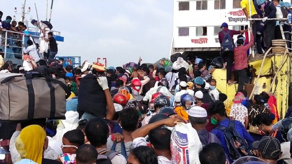 মুন্সিগঞ্জের শিমুলিয়াঘাটে  ঘরমুখি মানুষের চাপ