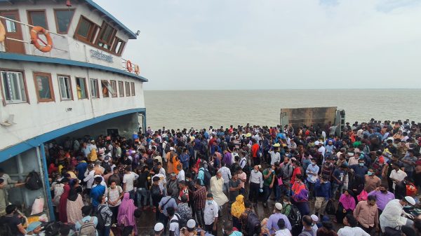 শিমুলিয়া-বাংলাবাজার নৌপথে ফেরি চলাচল অনির্দিষ্টকালের জন্য বন্ধ, দুর্ভোগ চরমে