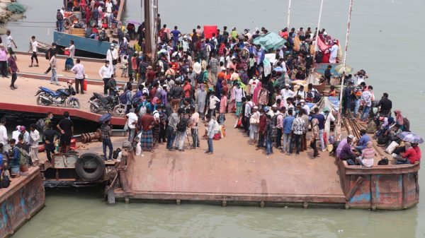 যাত্রীর চাপে পল্টুন থেকে সরিয়ে দিলো ফেরি ,