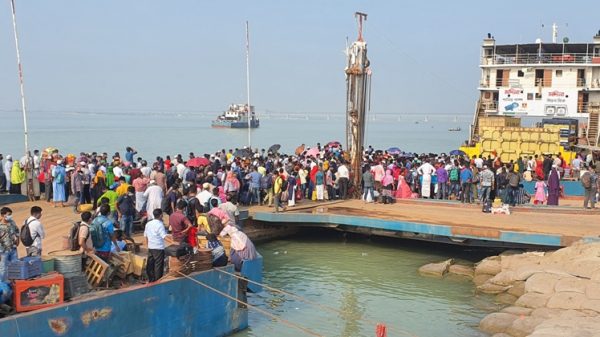 শিমুলিয়া ঘাটের প্রবেশ মুখ থেকে হাজারো মানুষকে ফিরিয়ে দিচ্ছে পুলিশ ফেরি চলাচল বন্ধ