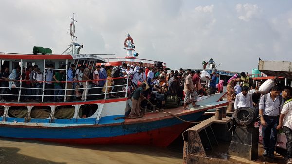 শিমুলিয়া বাংলাবাজার- নৌরুটে ৪৯ দিন বন্ধ থাকার পরলঞ্চ চলাচল শুরু