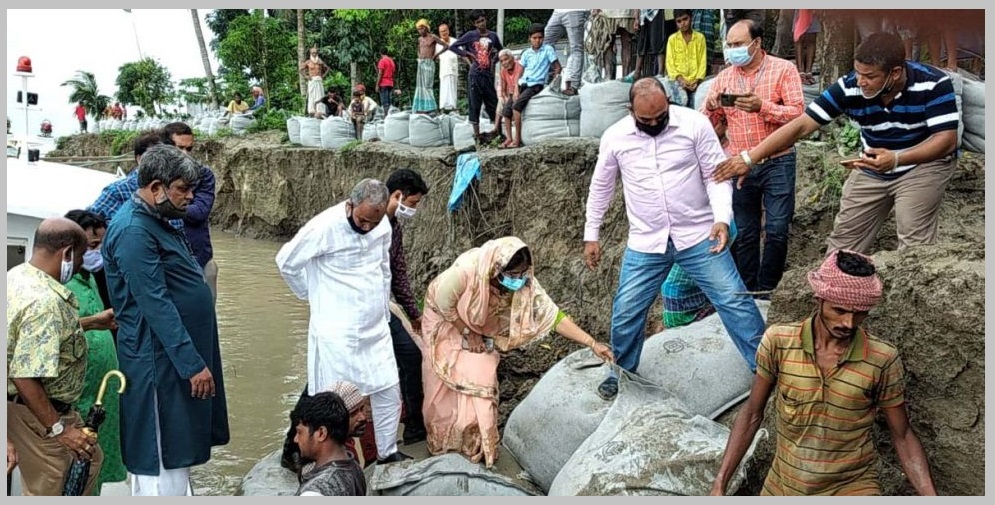 লৌহজংয়ে পদ্মায়  ভাঙন রোধের কাজ উদ্বোধন করলেন মুন্সীগঞ্জ- ২ আসনের এমপি সাগুফতা ইয়াসমিন এমিলি ।