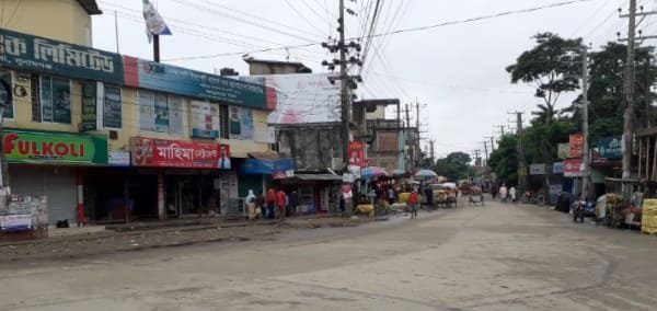 কঠোর লকডাউনের দ্বিতীয় দিনে জগন্নাথপুরে রাস্তাঘাট একেবারেই ফাঁকা