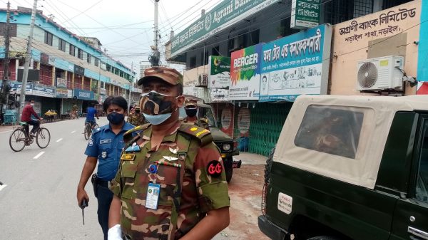 নড়াইলে কঠোর লকডাউনের দ্বিতীয় দিনে সেনাবহিনীর টহল