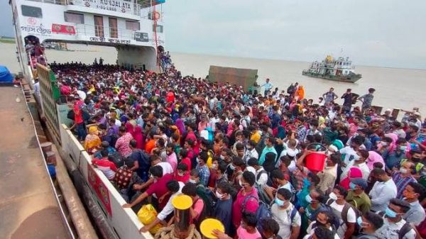 আজকের আলোচিত ছবি : ৩১ জুলাই ২০২১ আগামীকাল থেকে শিল্পকারখানা খোলার সংবাদে আজ শনিবার সকাল থেকে শিমুলিয়া-বাংলাবাজার নৌরুটের প্রতিটি ফেরিতে দেখা দিচ্ছে ঢাকামুখী যাত্রীদের উপচেপড়া ঢল। ছবি মোঃ রুবেল ইসলাম তাহমিদ