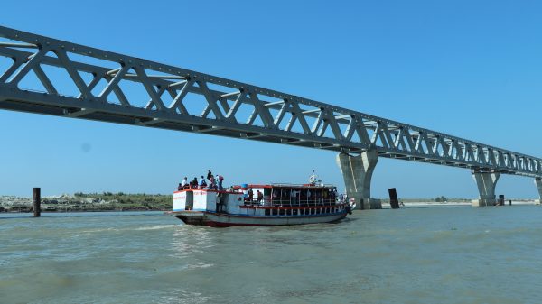 শিমুলিয়া-বাংলাবাজার নৌ পথে,ফেরি যাত্রী কমে বেড়েছে লঞ্চে।