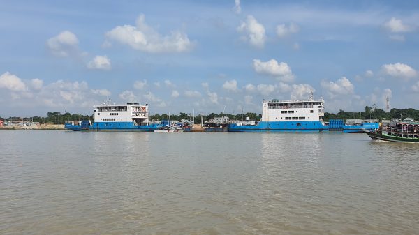 আমাগো বেঁচাকেনাও নাই,অনেকে দোকান বন্ধ করে বাড়ি চলে গেছে।’