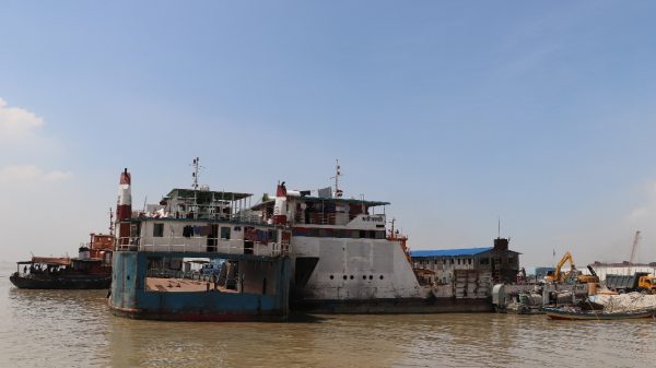 তীব্র স্রোত, শিমুলিয়ায় -বাংলাবাজার ফেরি চলাচল বন্ধ