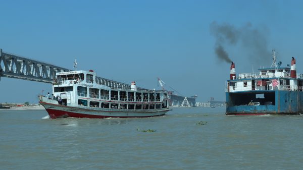 পদ্মাসেতুর পিলারে বার বার ফেরির ধাক্কার ঘটনায়  শিমুলিয়া-বাংলাবাজার নৌরুটে নতুন পথে ফেরি চলাচল শুরু।