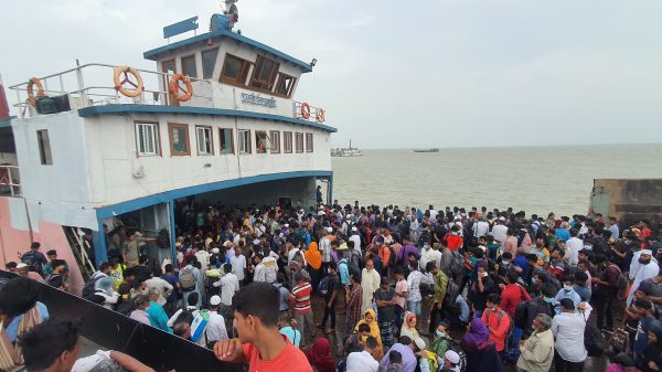 শিমুলিয়া ঘাটে পারের অপেক্ষায় সাড়ে ৮ শতাধিক গাড়ি মানানো যাচ্ছে না কাউকেই ।