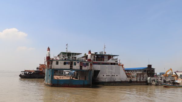 শিমুলিয়া -বাংলাবাজার নৌরুটে বন্ধ রয়েছে ফেরি ।