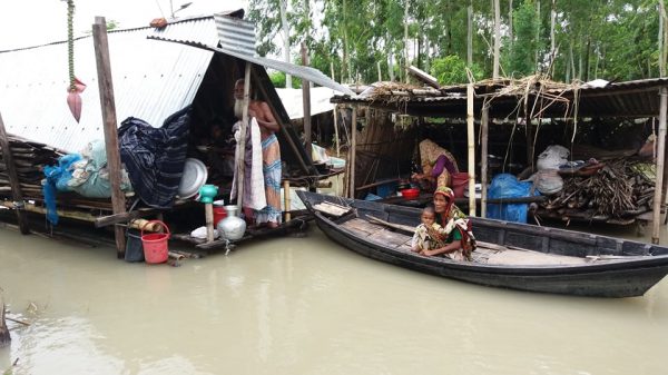 মুন্সীগঞ্জের লৌহজংয়ে ভাঙনের কবলে বিলীন ফসলি জমি বসতভিটা, হুমকির মুখে প্রধানমন্ত্রীর উপহার আশ্রয়ণ প্রকল্প।