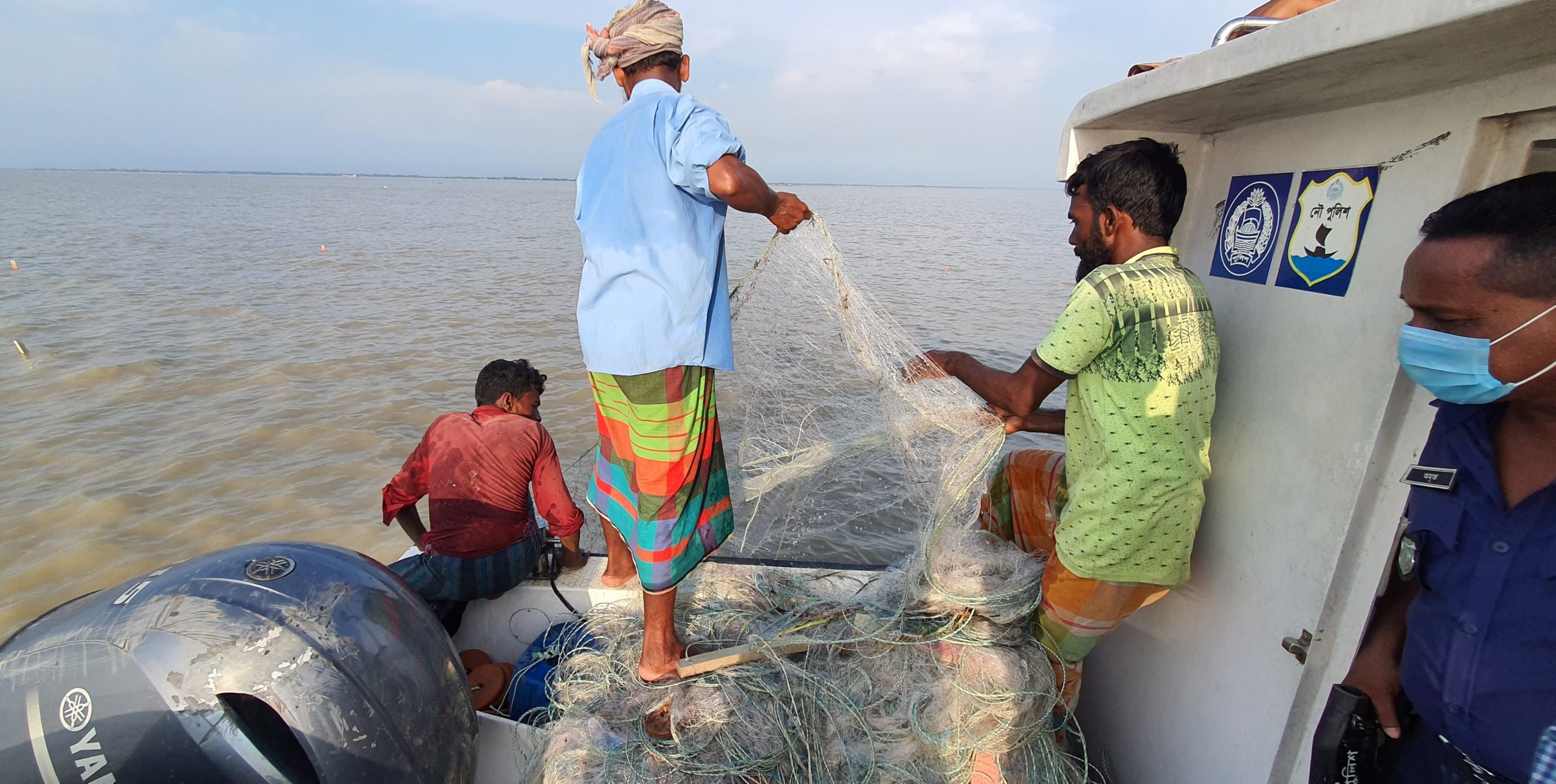 পদ্মায় মা ইলিশ ধরার মহোৎসব জনবল কম থাকায় প্রশাসন নাজেহাল। 1 scaled