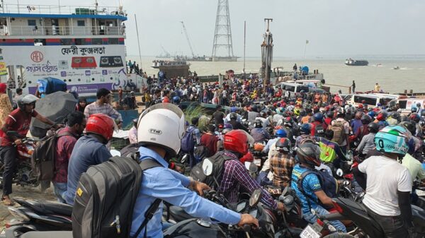 ঈদুল ফিতরকে কেন্দ্র করে ঢাকাসহ বিভিন্ন জেলা থেকে ঘরমুখো মানুষ সকাল থেকে