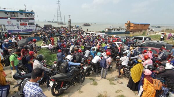 ঘরে-ফিরছে-মানুষ-ফেরিঘাটে-ব্যাপক-চাপ-আসন্ন-পবিত্র-ঈদুল-ফিতরকে-কেন্দ্র-করে