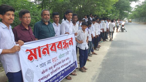 লৌহজংয়ে ঢাকা-মাওয়া সড়কে ফুটওভার ব্রিজ নির্মাণের দাবিতে মানববন্ধন করা হয়েছে।