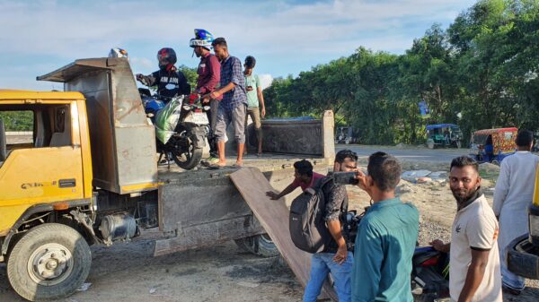 চাপ নেই পদ্মা সেতুর মাওয়া প্রান্তে,মোটর সাইকেল পার করা হচ্ছে ট্রাকে।