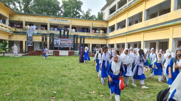 শ্রীনগরে প্রধানমন্ত্রীর কার্যালয়ের স্টিকার যুক্ত গাড়ি শোডাউনে শিক্ষার্থী ও এলাকাবাসী আতঙ্কিত