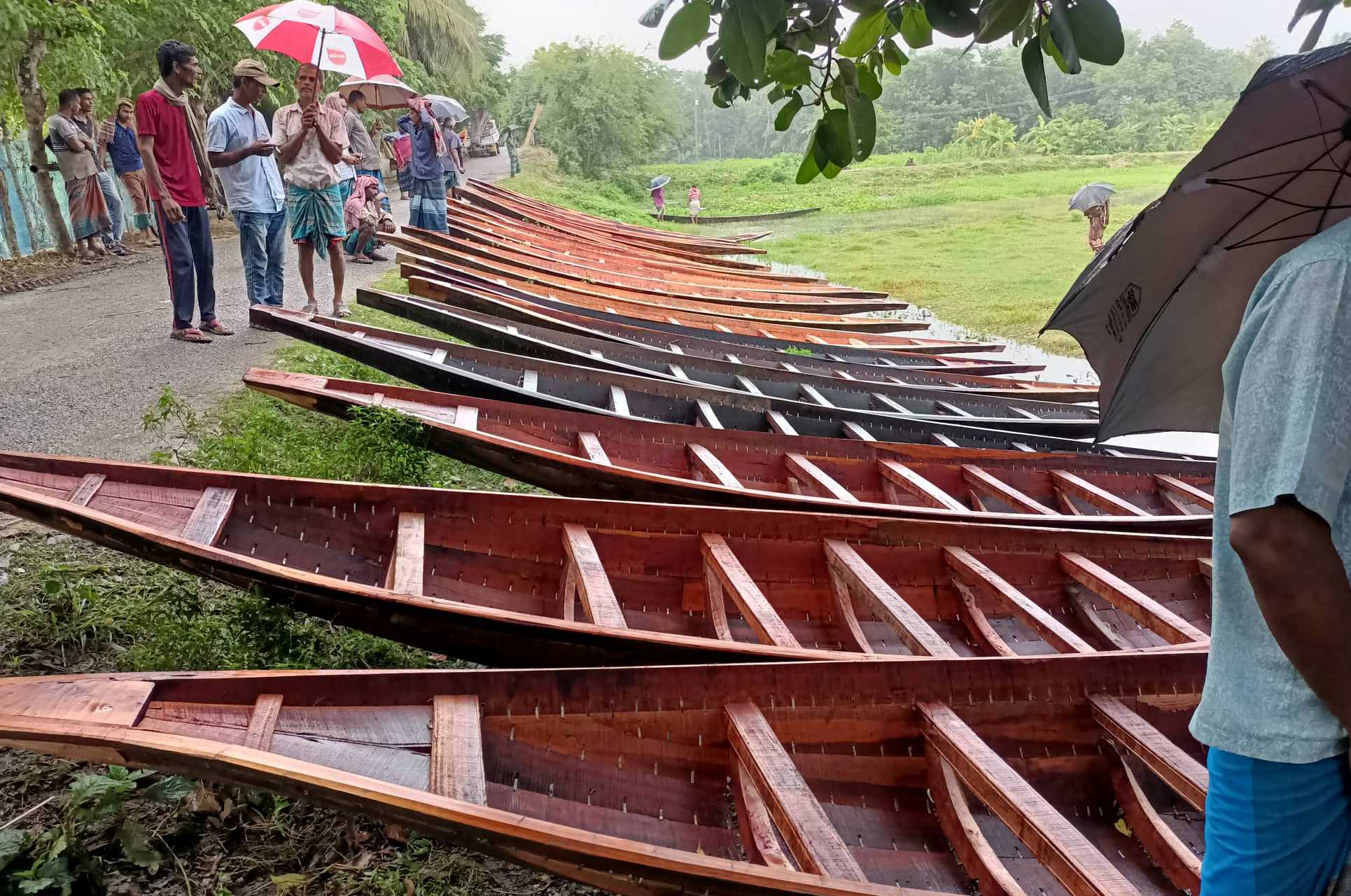 ভরা মৌসুমেও এবার নৌকার চাহিদা কম।