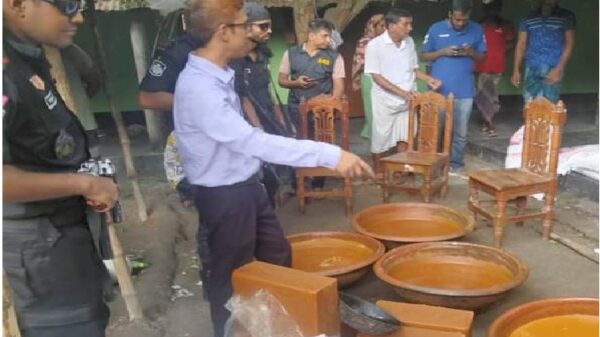 র‍্যাব ও ভোক্তা অধিকার সংরক্ষণের সমন্বয়ে ভেজাল গুড় তৈরি কারখানায় জরিমানা আদায়