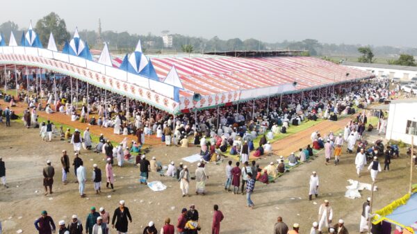 তিন দিনব্যাপী বার্ষিকী ওয়াজ মাহফিল আখেরি মোনাজাতে মধ্য দিয়ে সমাপ্ত।