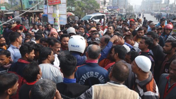 পাবনায় অটোবাইক সমিতির নামে চাঁদা আদায়ের প্রতিবাদে সড়ক অবরোধ করে বিক্ষোভ ।