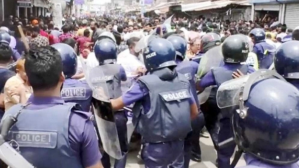 ঝালকাঠিতে বিএনপির পদযাত্রায় পুলিশের সাথে সংঘর্ষ, ৫ পুলিশ সদস্য আহত, গ্রেপ্তার-১৬