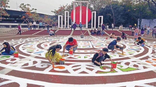 ভাষাশহীদদের শ্রদ্ধা জানাতে প্রস্তুত শহীদ মিনার