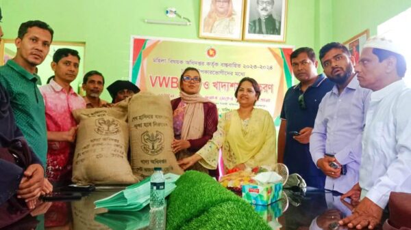 কাউখালীতে উপকার ভোগীদের মধ্যে vwb কার্ড ও খাদ্যশস্য বিতরণ