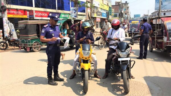 নড়াইলে ট্রাফিক আইন অমান্য করায় ৪,৩৭,০০০ টাকা জরিমানা ও যানবাহন আটক