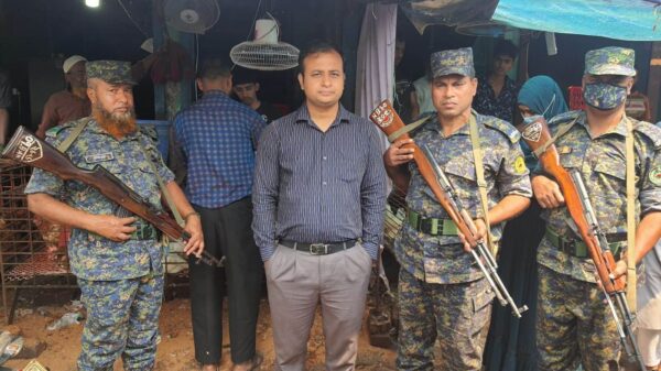 নড়াইলে মুরগীর বাজারে ভোক্তা অধিকারের অভিযানে দোকান ছেড়ে পালিয়েছে ব্যবসায়ীরা