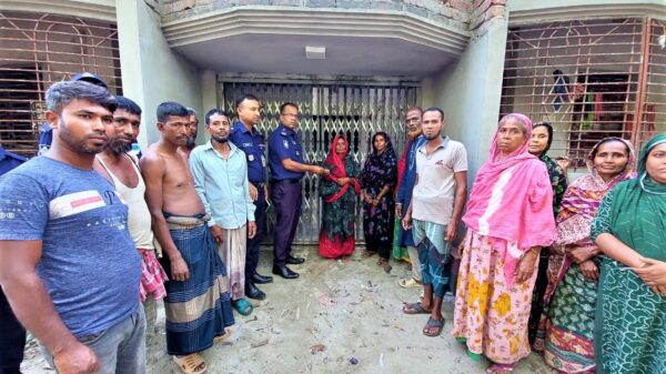 নড়াইলে পুলিশ সুপারের সহযোগিতায় স্বামী-সন্তানহারা অসহায় মা ফিরে পেলেন নিজ ঠিকানা