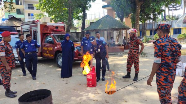 সাদুল্লাপুরে অগ্নিনির্বাপক মহড়া অনুষ্ঠিত