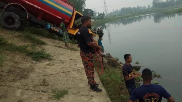 গাইবান্ধায় তেলবাহী ট্রাক লরির চাপায় পথচারী নিহত